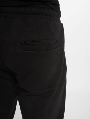 ROCAWEAR Tapered Hose in Schwarz