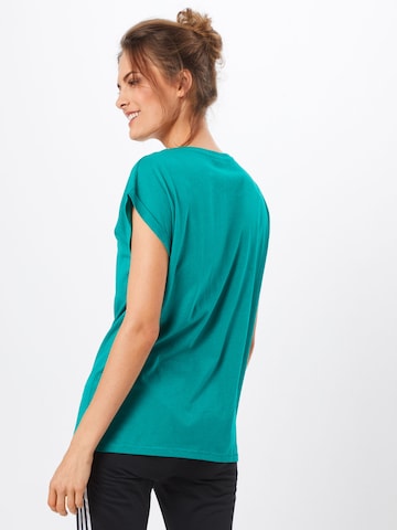 T-shirt Urban Classics en vert : derrière