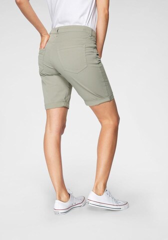 MAC Slimfit Shorts in Grün