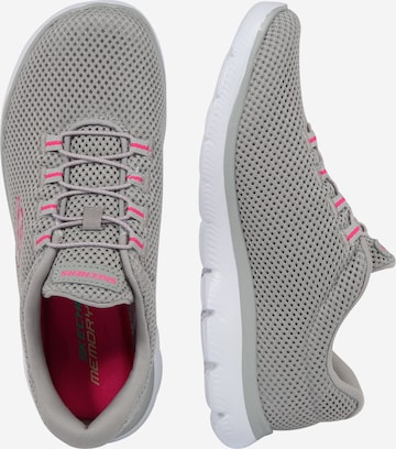 Baskets basses 'Summits' SKECHERS en gris