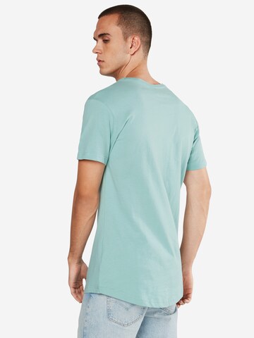 T-Shirt Urban Classics en vert : derrière