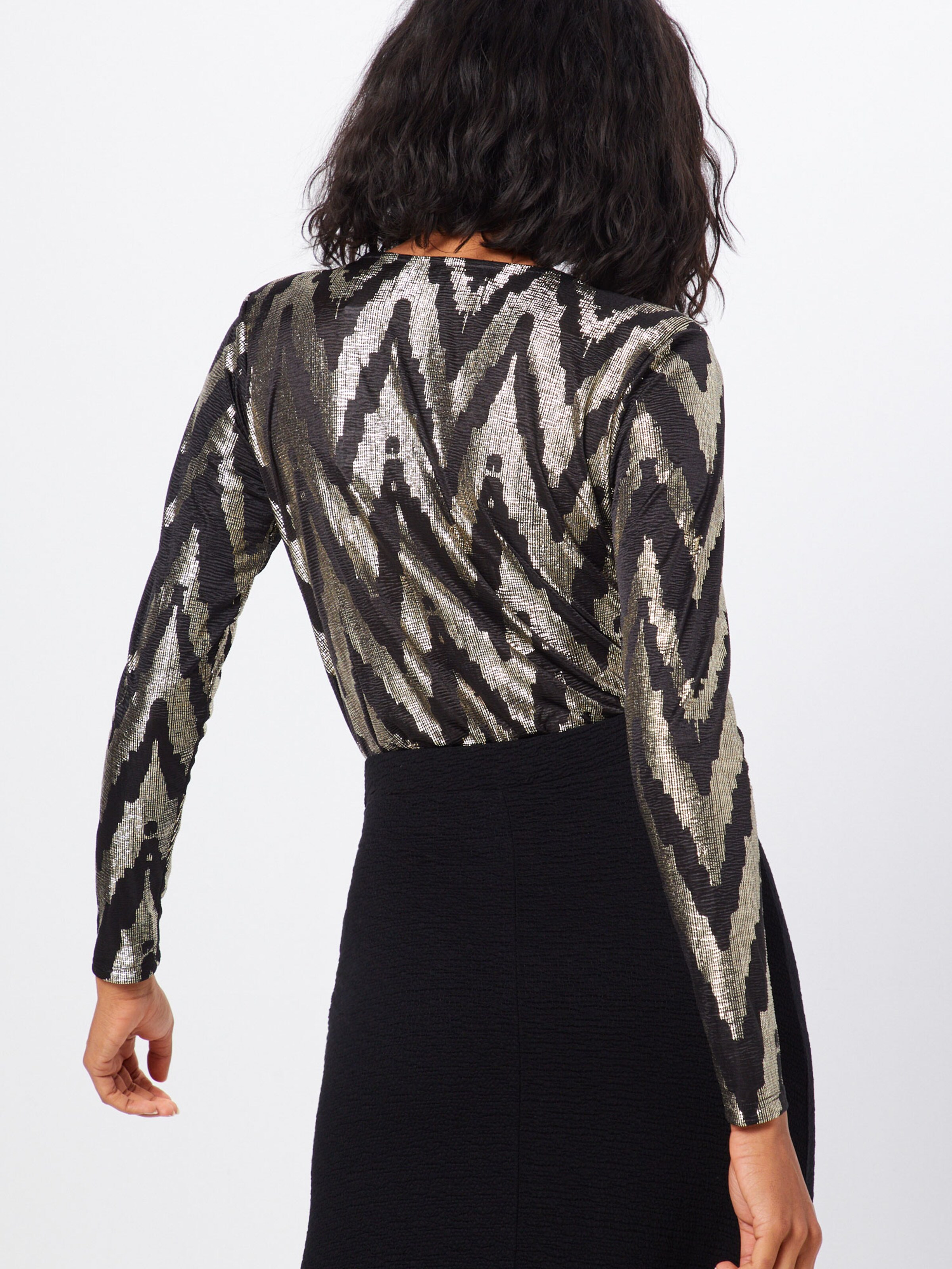 Tricou IVYREVEL pe auriu / negru: Privire spate