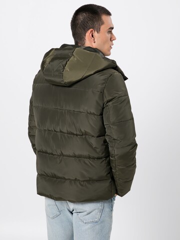 Veste d’hiver Urban Classics en vert : derrière