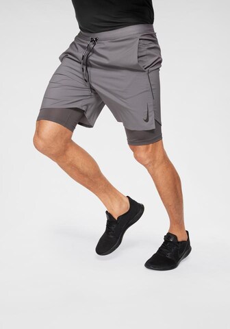 NIKE Regular Shorts in Grau