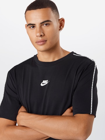 Regular fit Tricou 'Repeat' de la Nike Sportswear pe negru