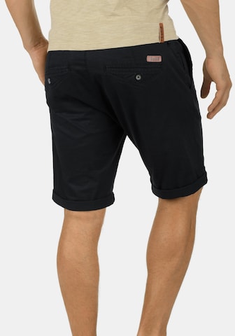 !Solid Regular Chinoshorts in Schwarz