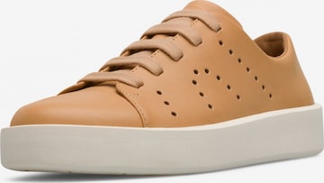 Baskets basses ' Courb ' CAMPER en beige : devant