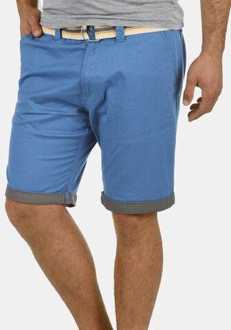 !Solid Regular Chinohose  'Lagos' in Blau: Vorderseite