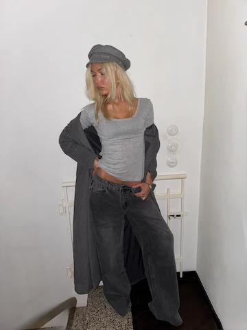 Grey Shirt Jeans And Hat Look