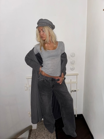 Grey Shirt Jeans And Hat Look