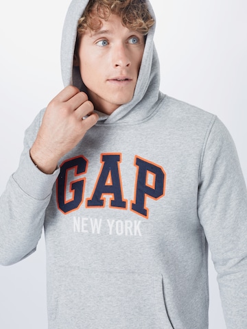 GAP Regular Fit Sweatshirt 'ARCH' in Grau