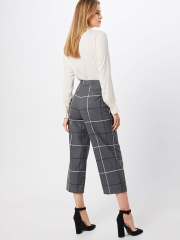 Wide Leg Pantalon à plis COMMA en gris : derrière