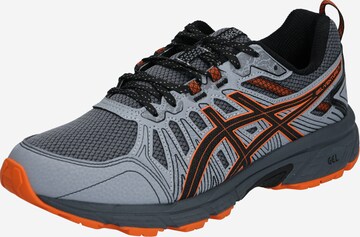 Chaussure de course ASICS en gris : devant