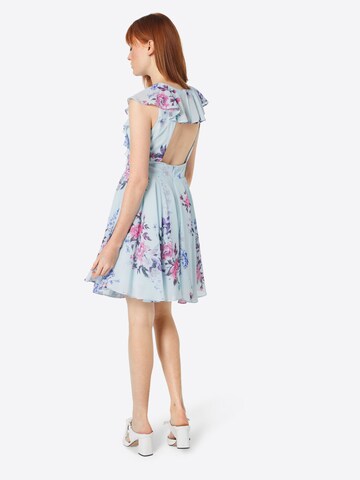 Robe de cocktail TFNC en bleu : derrière