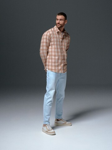Casual Shackered Button Up Look