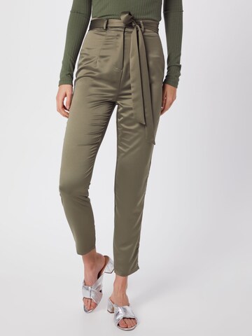 Boohoo - Regular Calças com pregas em verde: frente