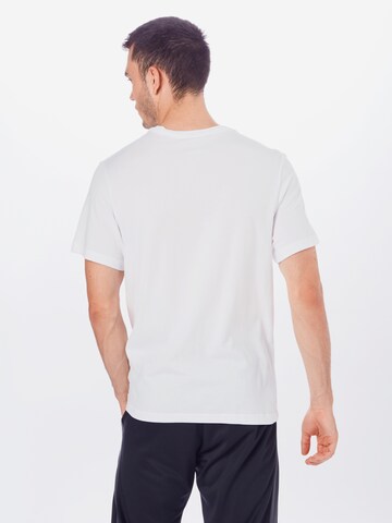 Coupe regular T-Shirt fonctionnel NIKE en blanc