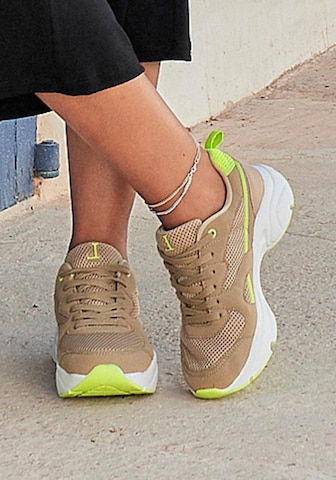 LASCANA - Zapatillas deportivas bajas en beige: frente