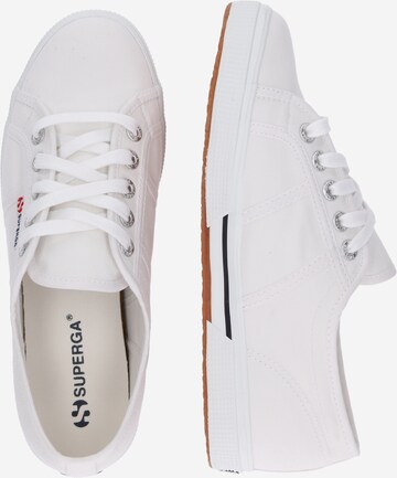 Baskets basses 'Cotu' SUPERGA en blanc : sur le côté