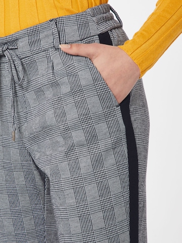 Regular Pantalon à pince s.Oliver en gris