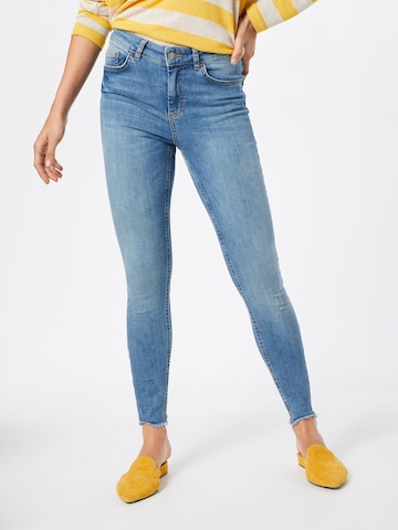 PIECES Skinny Jeans 'PCDELLY MW SKN CRP JNS NOOS' in Blauw: voorkant