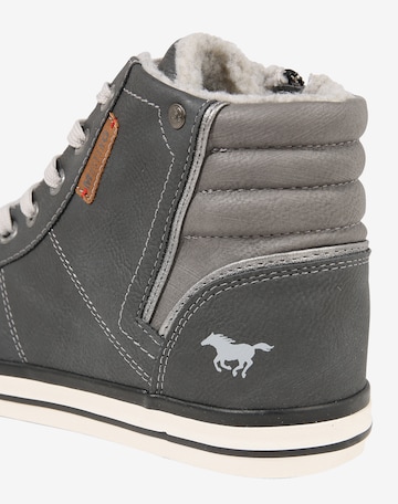 MUSTANG Sneaker in Leder-Optik in Grau