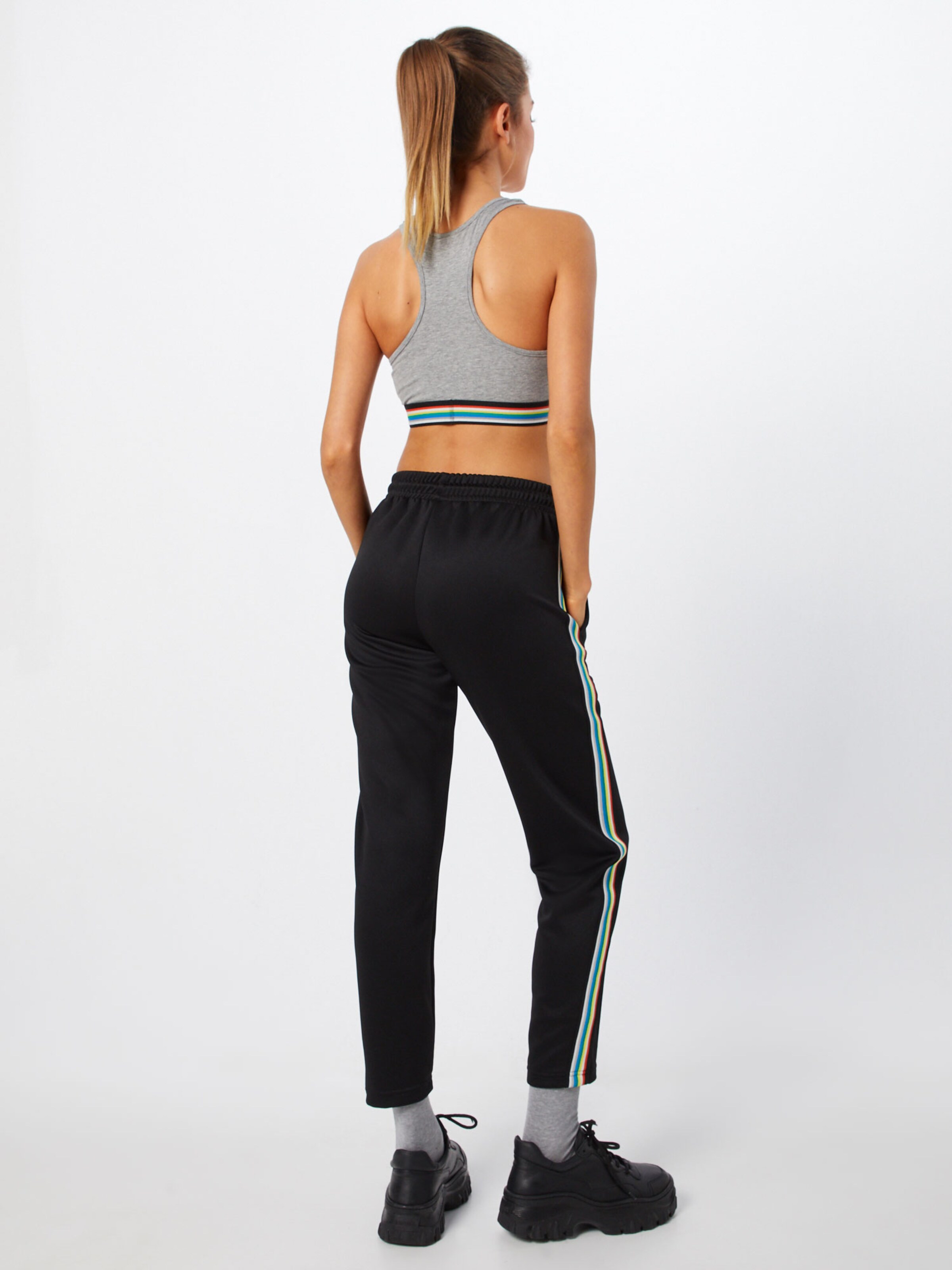 Pantaloni Urban Classics pe negru: Privire spate