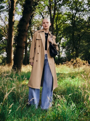 Classic Trendy Trenchcoat Look