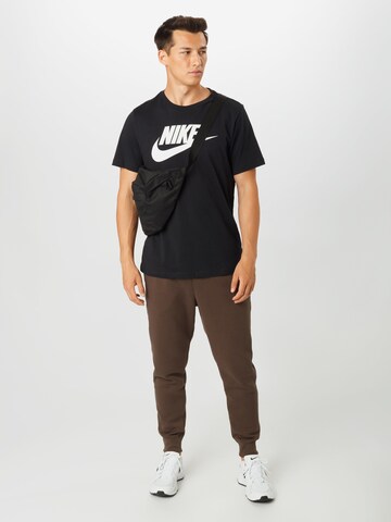 Tapered Pantaloni 'Club Fleece' de la Nike Sportswear pe maro