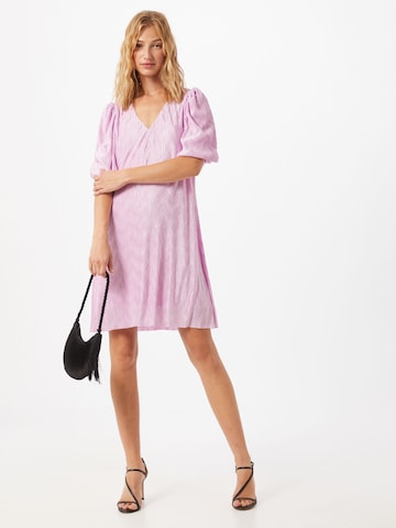 Robe 'Dottie' mbym en rose