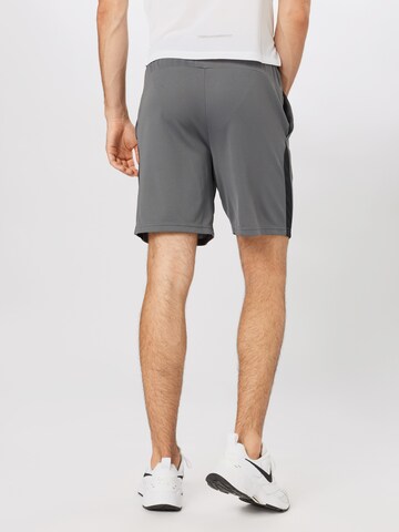 NIKE Regular Sportshorts in Grau