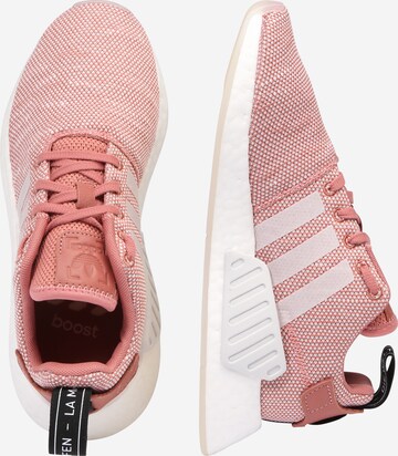 ADIDAS ORIGINALS Trampki niskie 'NMD R2 W' w kolorze różowy: bok