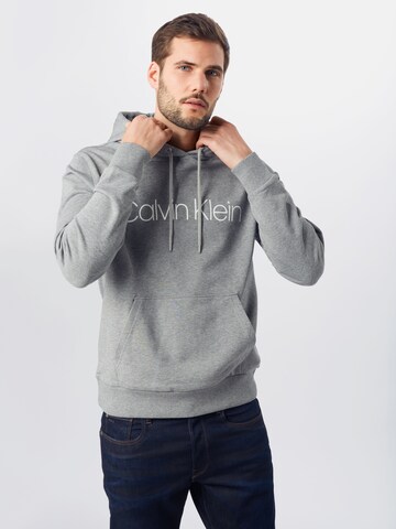 Sweat-shirt Calvin Klein en gris : devant