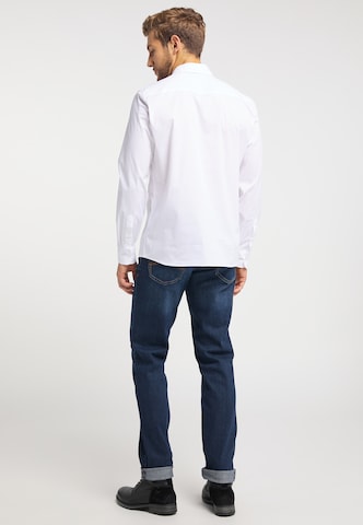 MUSTANG - Comfort Fit Camisa 'Casper' em branco