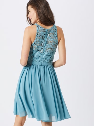 Rochie de cocktail de la mascara pe albastru