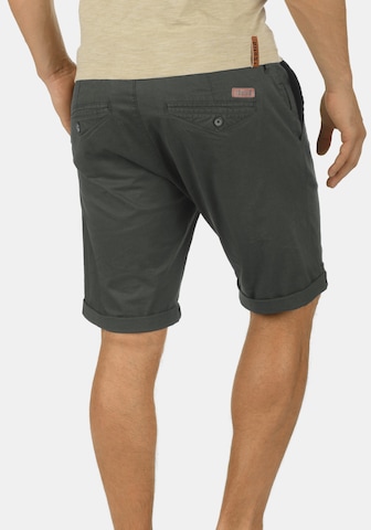 !Solid Regular Chinoshorts in Grau