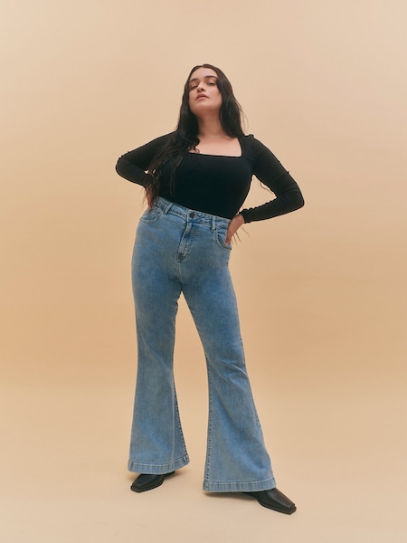 Yasmin - Classic Bootcut Look