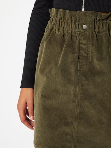 Noisy may Skirt 'Judo' in Green