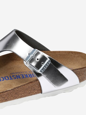 BIRKENSTOCK Сандали с разделител за пръстите 'Gizeh' в сребърно