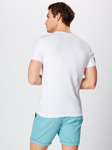 Tricou de la Superdry pe alb: spate