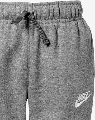 Nike Sportswear Дънки Tapered Leg Панталон 'Club' в сиво