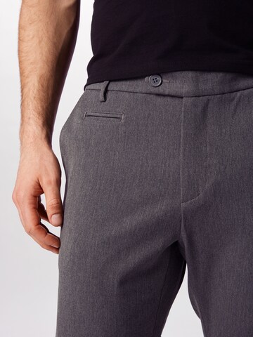 Coupe slim Pantalon 'Como' Les Deux en gris