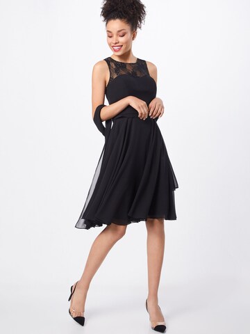 Rochie de cocktail de la mascara pe negru