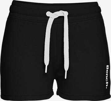 BENCH Slimfit Shorts in Schwarz: predná strana