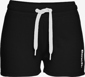 BENCH Shorts in Schwarz: predná strana