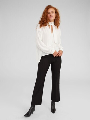 EDITED Bootcut Pantalon 'Candia' in Zwart