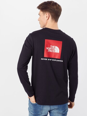 juoda THE NORTH FACE Standartinis modelis Marškinėliai 'Red Box'