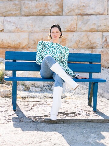 Green Leo Blouse Look