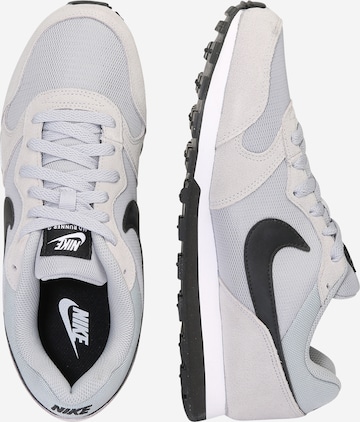 Baskets basses 'Runner 2' Nike Sportswear en gris : sur le côté