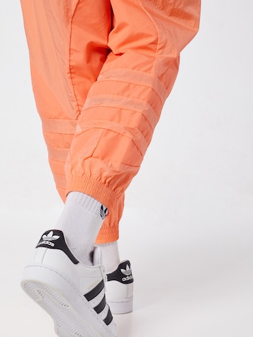 Effilé Pantalon ADIDAS ORIGINALS en orange